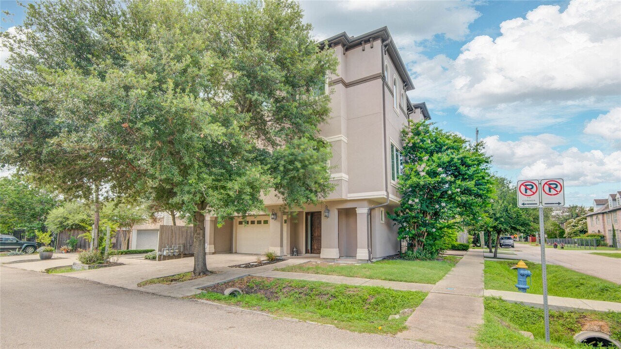 5002 Eigel St in Houston, TX - Building Photo