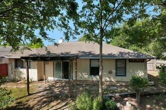 5808 Spring Meadow Rd in Austin, TX - Building Photo - Building Photo