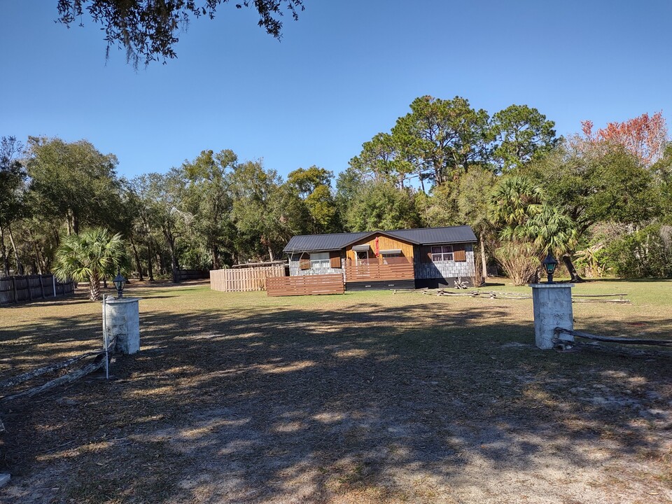 958 W Grand Rondo in Crescent City, FL - Foto de edificio