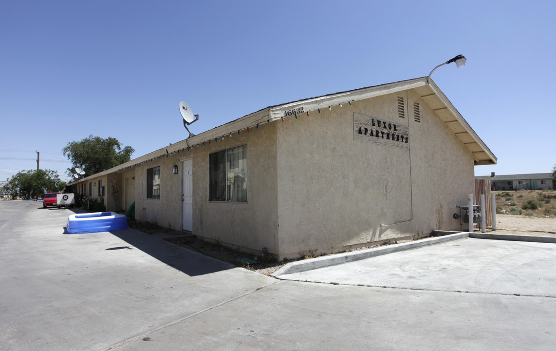 16632 Sequoia Ave in Hesperia, CA - Foto de edificio