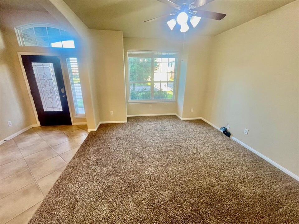 1327 S Maple Dr in Katy, TX - Building Photo