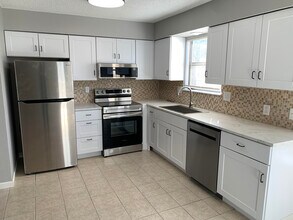 504 NE Brookwood Cir, Unit B in Blue Springs, MO - Building Photo - Building Photo
