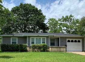 3111 Melody Dr in La Marque, TX - Building Photo