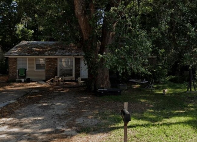 property at 2922 Oakwood Dr