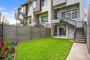 2106 Dennis St in Houston, TX - Building Photo