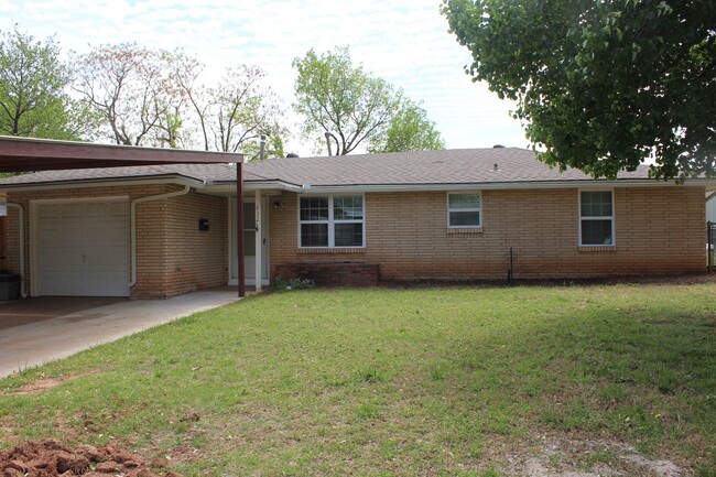832 E Rose Dr in Midwest City, OK - Foto de edificio - Building Photo