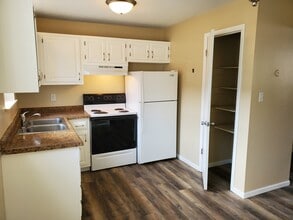 1016 N 39th St, Unit #4 in Grand Forks, ND - Foto de edificio - Building Photo