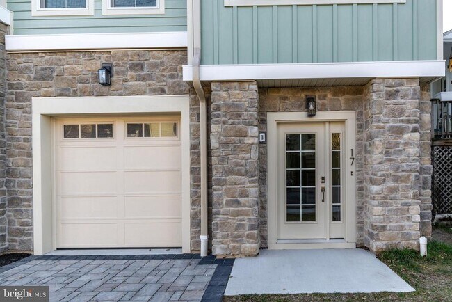 17 Wilson St in Lambertville, NJ - Foto de edificio - Building Photo