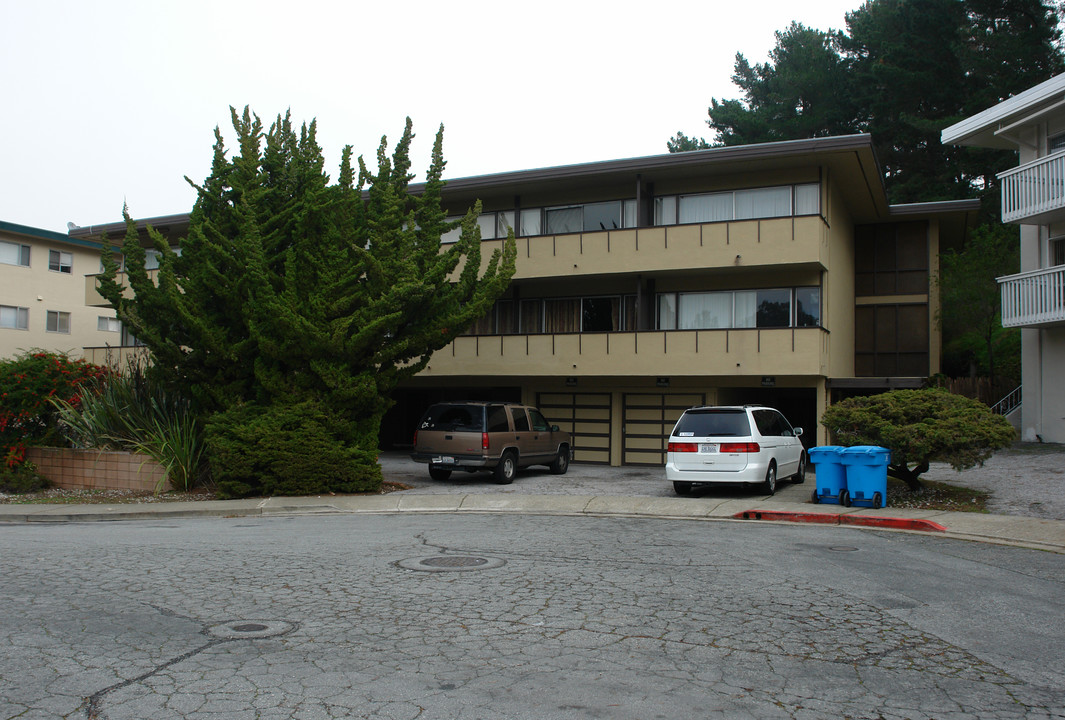 120 Eastburn Ct in San Bruno, CA - Building Photo