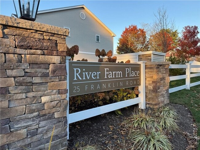 25 Franklin Rd in East Greenwich, RI - Building Photo - Building Photo