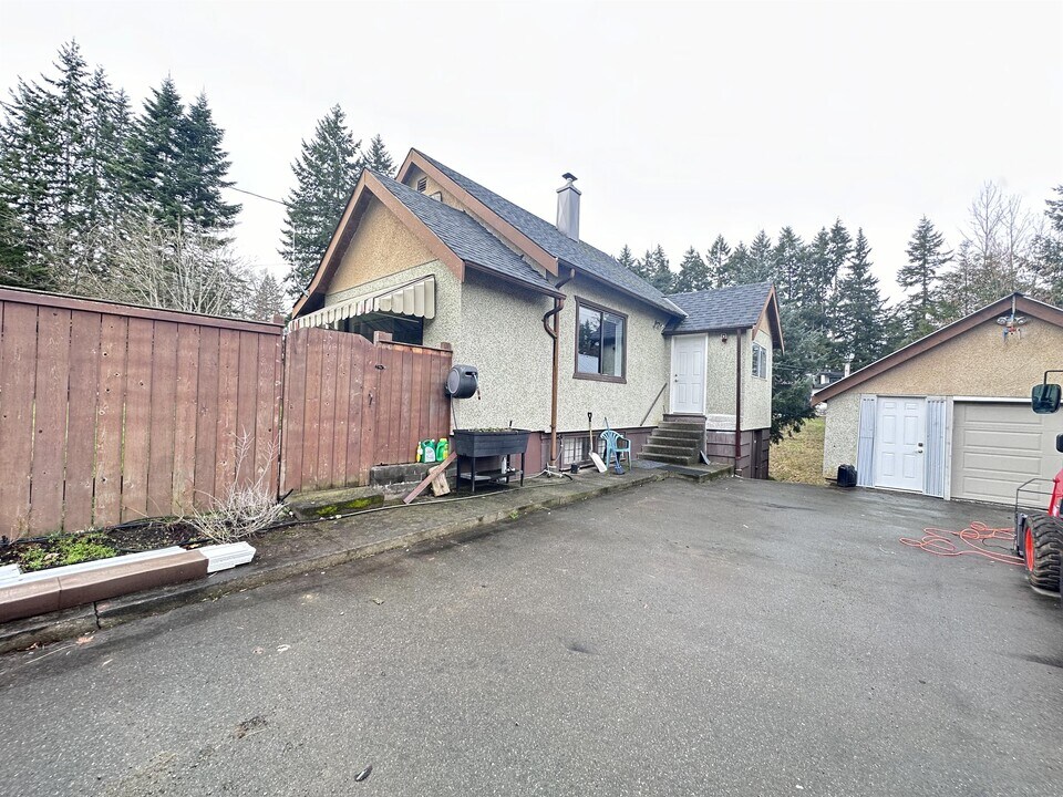 2593 Lake Trail Rd in Courtenay, BC - Building Photo