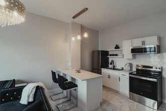 714 N Main St, Unit Dewey's Boutique Apt in Evansville, IN - Building Photo - Building Photo