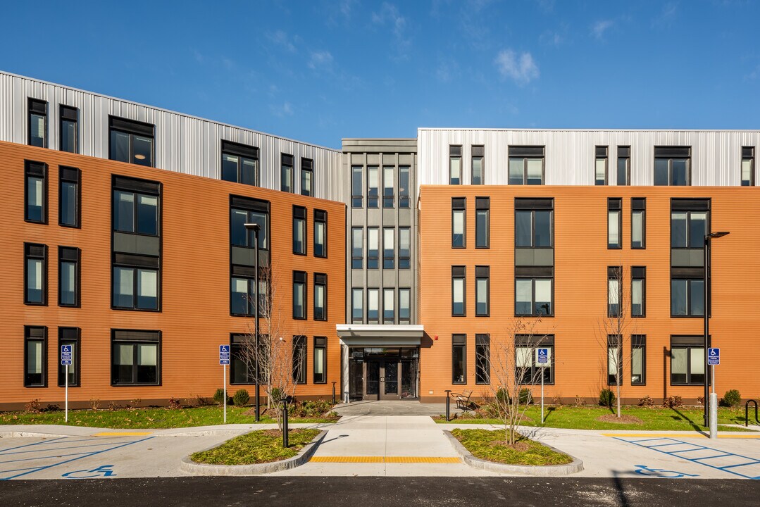 Julia Bancroft - 62+ Senior Apartments in Auburn, MA - Foto de edificio