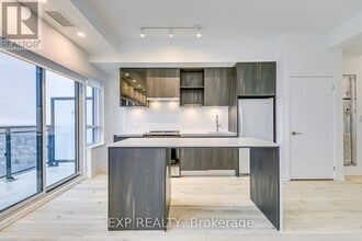 395 Dundas St W in Oakville, ON - Building Photo - Building Photo