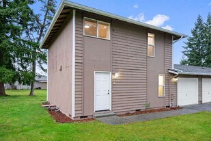 9727 5th St NE in Lake Stevens, WA - Building Photo