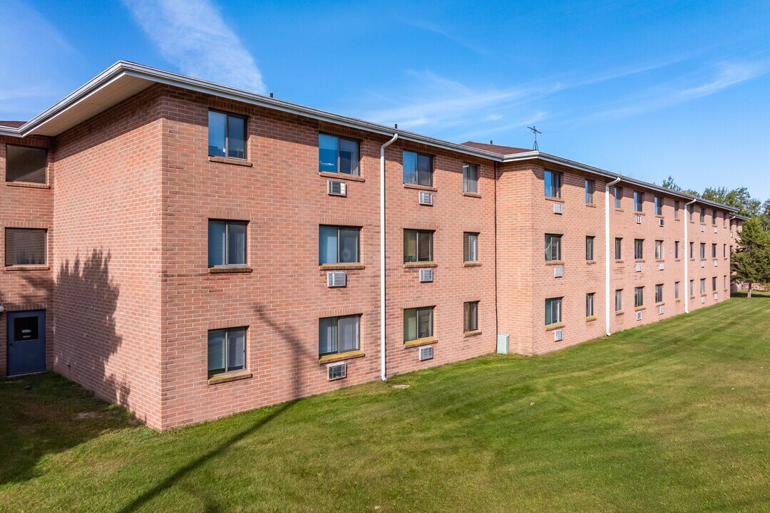 Deer Crossing Apartments in West Bend, WI - Building Photo