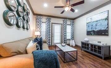 2400 Fountain View Dr in Houston, TX - Building Photo - Building Photo
