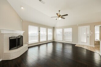 5344 Elmdale Dr in Watauga, TX - Foto de edificio - Building Photo