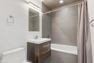 2034 W Grand Ave, Unit 1 in Chicago, IL - Building Photo - Building Photo