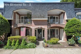 5904 Bayshire Rd in West Springfield, VA - Building Photo