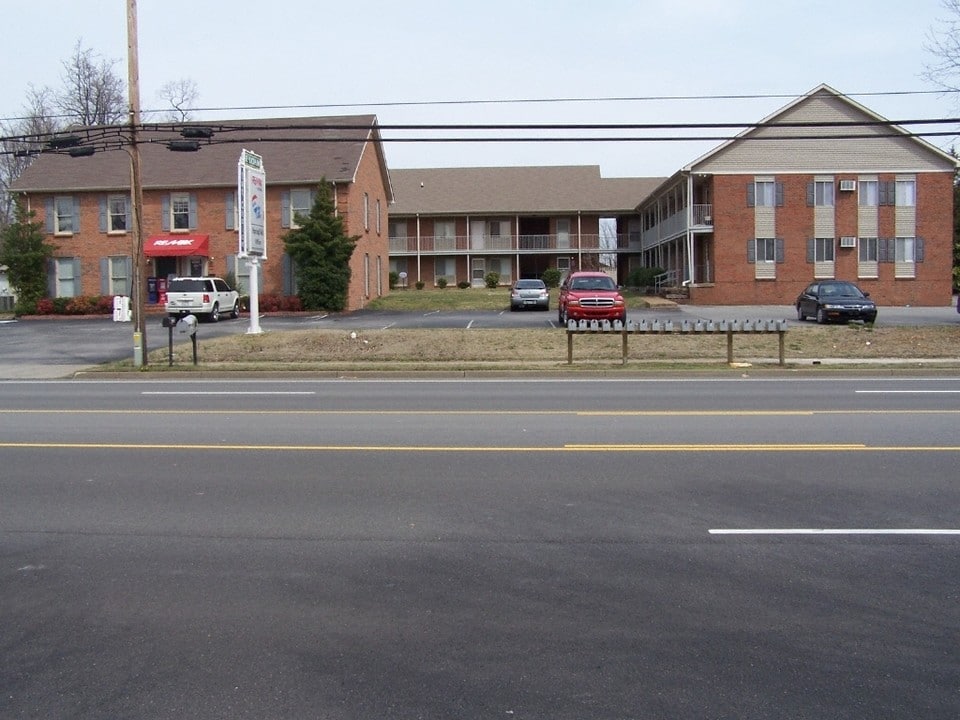 2414 Memorial Blvd in Springfield, TN - Building Photo