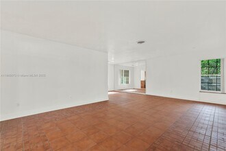 15831 Palmetto Club Dr in Miami, FL - Building Photo - Building Photo
