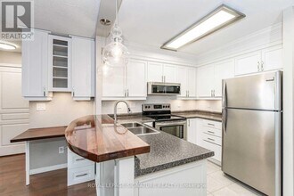 2565 Erin Centre Blvd in Mississauga, ON - Building Photo - Building Photo