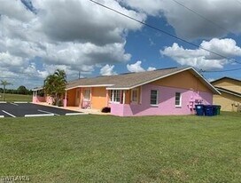 303 SW 3rd Pl in Cape Coral, FL - Building Photo