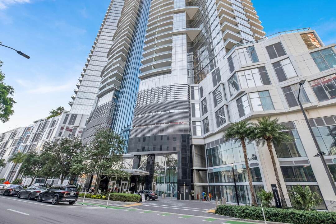 851 NE 1st Ave in Miami, FL - Building Photo