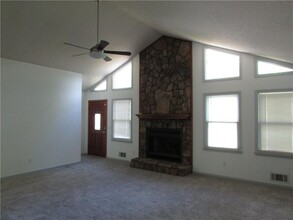 412 Hickory Walk in Woodstock, GA - Foto de edificio - Building Photo