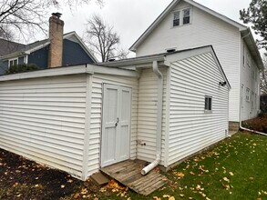 8 E Euclid Ave, Unit First Floor in Arlington Heights, IL - Foto de edificio - Building Photo