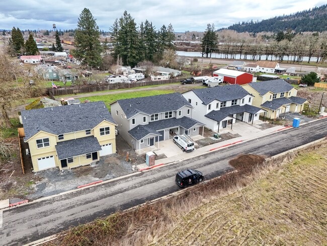 332 Seven Oaks Ln in Lebanon, OR - Foto de edificio - Building Photo