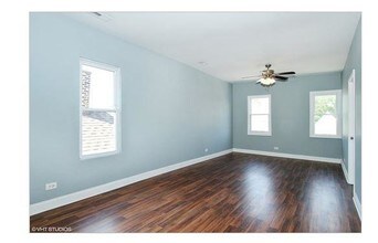 9011 S Brandon Ave-Unit -2nd in Chicago, IL - Building Photo - Building Photo