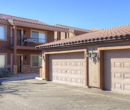 Fernwood Court Apartments in Phoenix, AZ - Building Photo - Building Photo