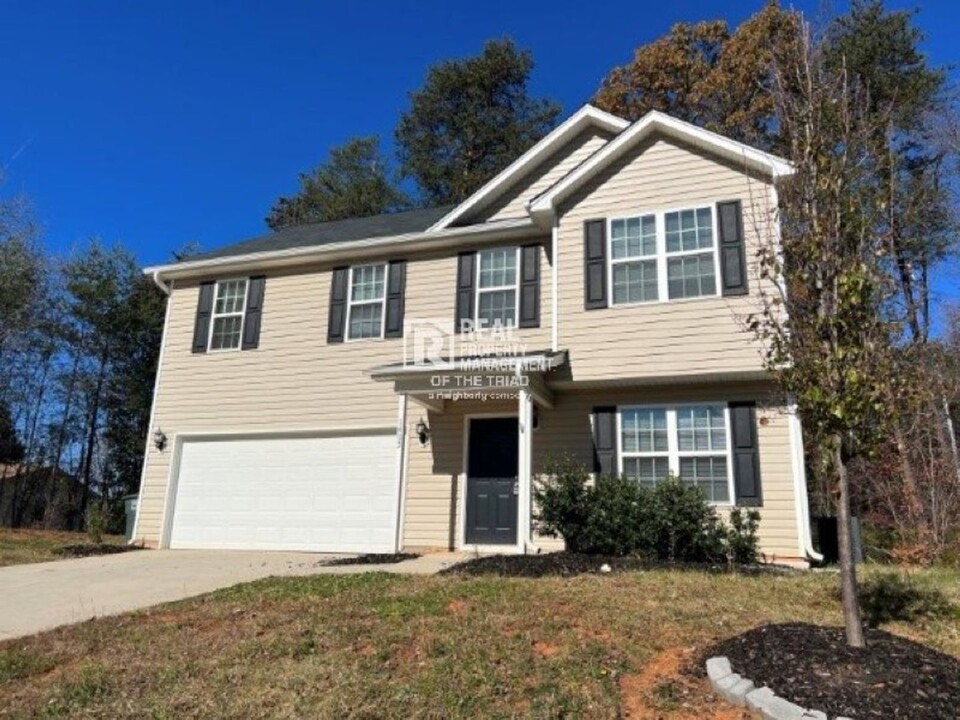 1405 Asher Downs Dr in Greensboro, NC - Building Photo