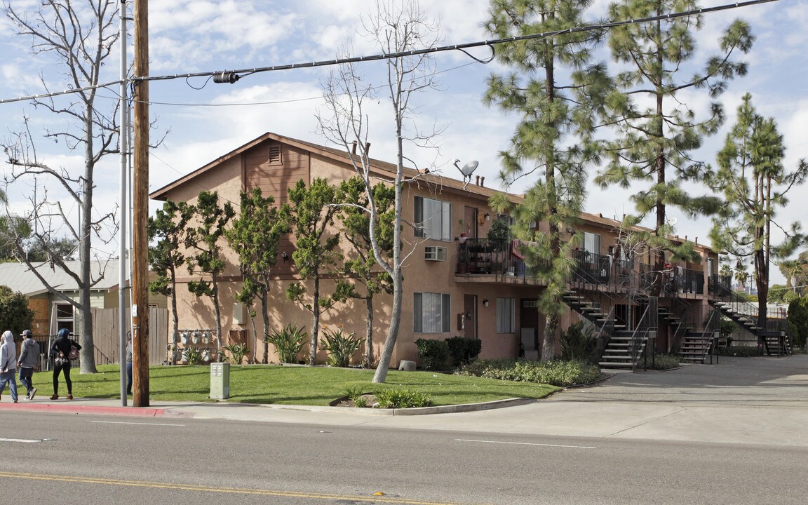 310 E Washington Ave in Escondido, CA - Building Photo