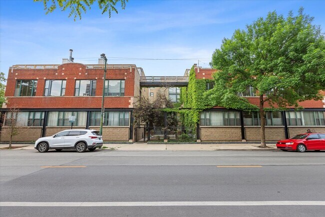 property at 2943 N Lincoln Ave