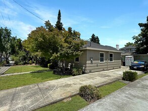 445 Alviso St in Santa Clara, CA - Foto de edificio - Building Photo