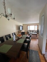 7040 Meadowbrook Ln in Hanover Park, IL - Foto de edificio - Building Photo