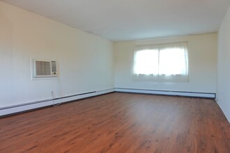 1072 McLean Ave-Unit -2nd Floor in Wantagh, NY - Building Photo - Building Photo