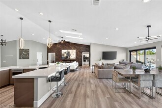 363 E Robindale Rd in Las Vegas, NV - Building Photo - Building Photo