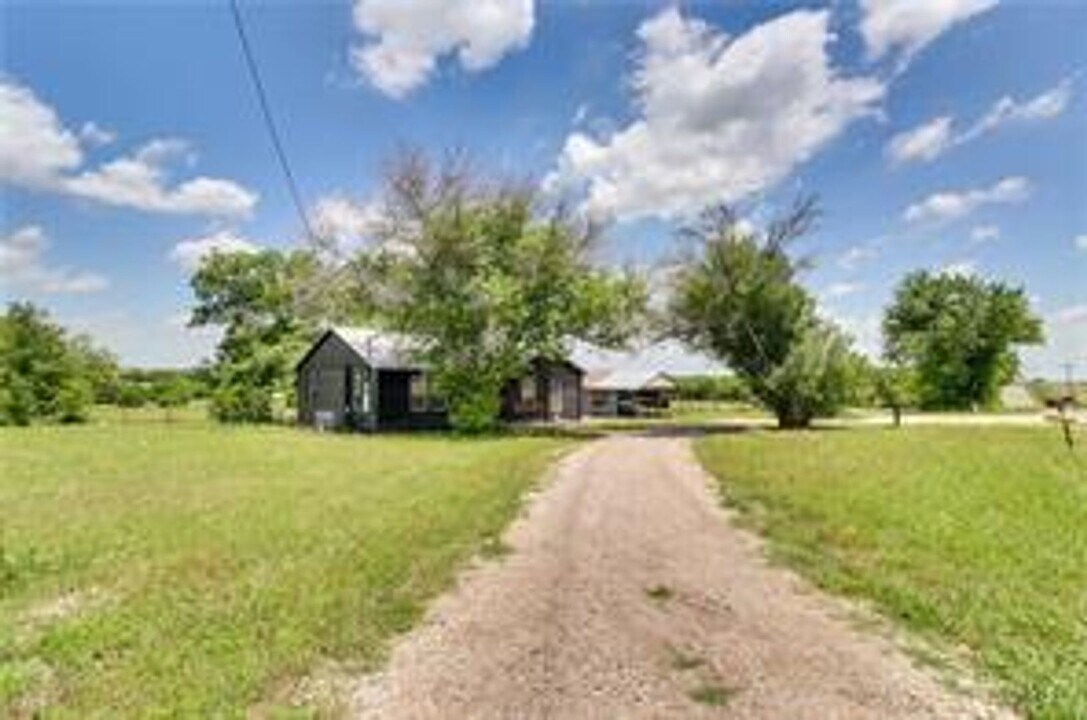 3911 Southwinds Dr in Lorena, TX - Building Photo