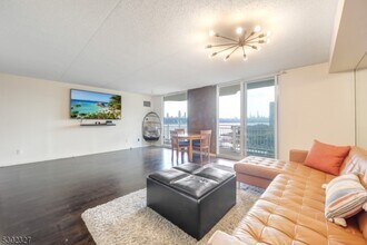 1055 River Rd in Edgewater, NJ - Building Photo - Building Photo