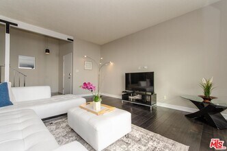 18065 Coastline Dr in Malibu, CA - Foto de edificio - Building Photo