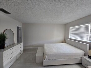 2109 NE 68th St in Fort Lauderdale, FL - Building Photo - Building Photo