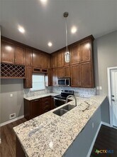 152 Navarro Xing, Unit 3B in Seguin, TX - Foto de edificio - Building Photo