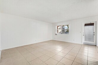 541 Saxony Dr in Delray Beach, FL - Building Photo - Building Photo