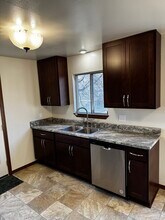 1228 N 9th Ave, Unit 1230 in West Bend, WI - Foto de edificio - Building Photo
