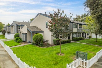 Trinity Townhomes in Fremont, CA - Foto de edificio - Building Photo