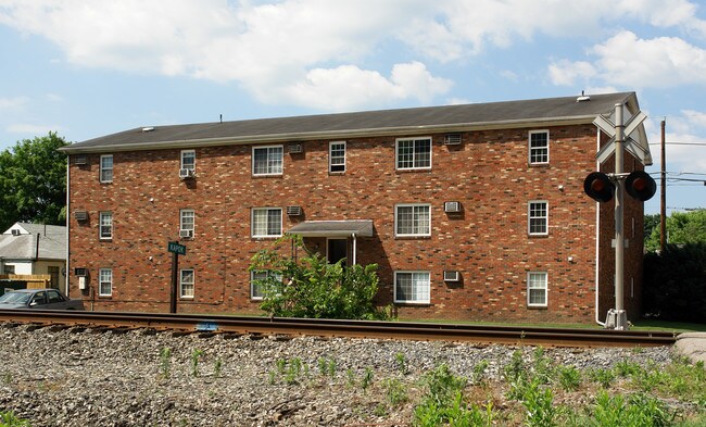 1101 Main Ave in Nitro, WV - Foto de edificio - Building Photo